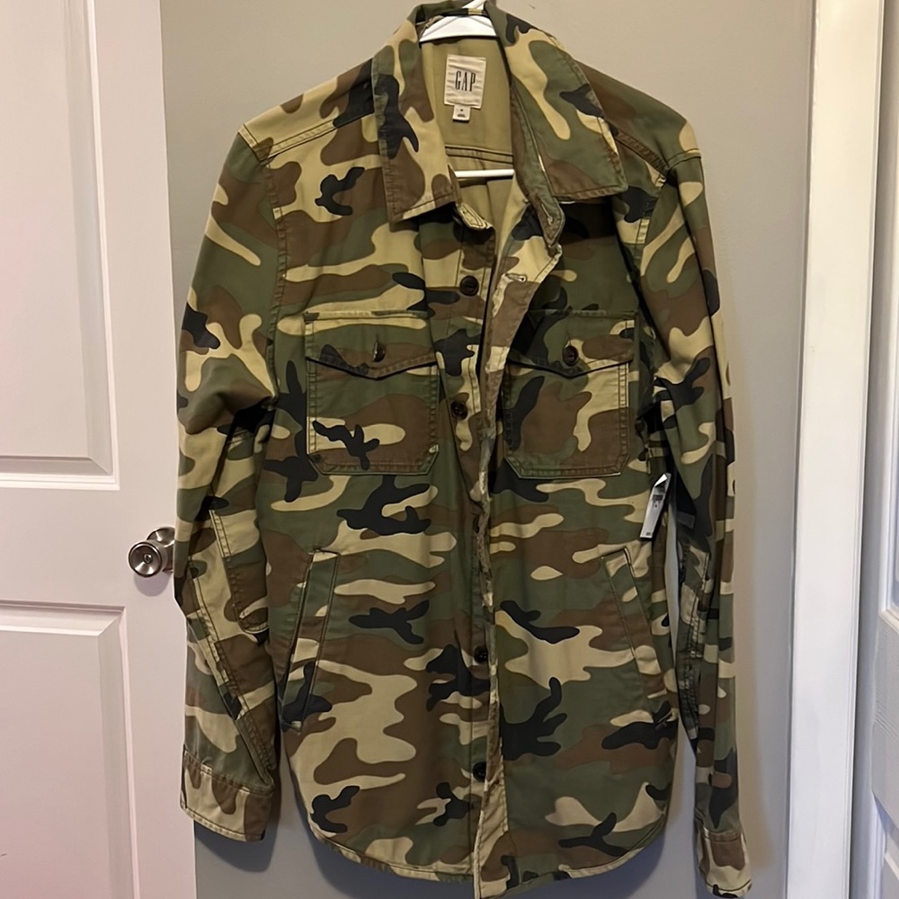 NWT Men’s Gap Army Print Button-up Shirt, Size Medium
